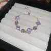 Pulseira geométrica floral oca em formato de diamante de zircônia, um acessório luxuoso e de alta qualidade, uma joia única e estilosa que complementa qualquer look, projetada para mulheres.