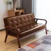 Sofá de couro para apartamentos pequenos, estilo retrô nórdico com braços de madeira curvos, disponível em opções de um, dois e três lugares, design simples para a sala de estar, modelo popular online