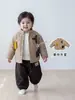 Chamarra acolchada de invierno para niño con estampado de cuadros, nuevo estilo 2026, con diseño de letra 3D en la playera, prenda exterior infantil estilo coreano para niños pequeños