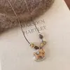 Colar com Pingente de Cavalo de Madeira Vintage com Contas para Mulheres, Design Único para Outono e Inverno, Acessório de Corrente Longa para Suéter