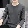 Camiseta masculina de manga comprida, adequada para primavera e outono, corte solto, gola redonda, camada interna fina, base elástica, versátil e moderna