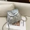 Moda Otoño 2025 Cadena Color Sólido Versión Coreana Nicho Estilo Chanel Mochila de Diamantes Mochila Pequeña Simple para Mujer