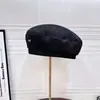Boina retro británica con pequeña decoración de logo para mujer, sombrero de artista de moda otoñal de alta calidad, sombrero de calabaza de estilo callejero para celebridades de internet