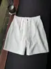 Serie de shorts relajados estilo "old money" vintage para hombre en vacaciones de verano, pantalones casuales perfectos de lino en color lino natural