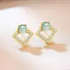 Artículo de bienestar de transmisión en vivo aretes de botón de jade azul natural grado A en oro de 18 quilates forma de diamante de piedra preciosa aretes de sensación de lujo ligero de alta gama
