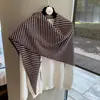 Bufanda triangular de lana pura a rayas para mujer, moda estilo coreano, versátil para otoño e invierno, se puede usar como bufanda para el cuello, capa exterior o chal grande para abrigarse