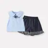 2026 Nuevo Estilo de Verano Conjunto de Dos Piezas para Bebés y Niños Pequeños: Chaleco Dulce con Lazo y Cuello de Muñeca, Shorts a Cuadros con Encaje para Bebé