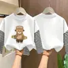 Camiseta de manga comprida para meninos, algodão puro, novo estilo primavera e outono 2026, camada interna listrada para meninos pequenos, camiseta base infantil falsa de duas peças