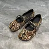 En Producción~ Zapatos de Estilo Coreano de Nicho con Estampado de Leopardo y Dedos Separados, Zapatos Planos Mary Jane Bajos para Mujer, Zapatos de Cuero Primavera 2026