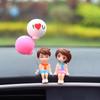 Adornos para coche de celebridad de internet al por mayor accesorios para coche decoraciones para coche linda muñeca de pareja besándose adornos para coche eléctrico