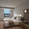 Mobiliário de Hotel Quarto Padrão Conjunto Completo Design Móveis de Madeira Maciça para Criar Quarto Modelo Cama de Hotel Base da Cama Mesinha de Cabeceira Reforma