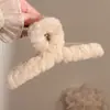 Presilha de cabelo de pelúcia em formato de peixe para outono e inverno para mulheres, luxo leve e toque de alta qualidade, tamanho grande para cabelos grossos, acessório de cabelo versátil tipo pinça de tubarão