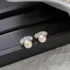 Pendientes Retro Estilo Hepburn Abanico Escalonado Microincrustados con Circonita y Perla para Mujer Sentido de Alta Gama Lujo Ligero Nicho Temperamento Accesorios para Pendientes
