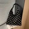 Bolsa Tote de Camurça com Bolinhas de Alto Padrão para Mulheres 2026 Nova Bolsa de Grande Capacidade para o Dia a Dia Bolsa Versátil de Mão e Ombro