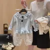 Nova Blusa Base Outono 2025 para Meninas com Gola Babado e Acabamento em Renda, Top Infantil Fofo de Manga Longa com Veludo Alemão para Crianças Pequenas