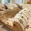 Juego de Cama de Cuatro Piezas Estilo Flor Rota con Ribete de Pelo de Conejo Completamente Mate Leche Polar Invierno Espesado Cálido Añadido Funda de Edredón de Polar Sábana