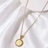 Collar con Colgante Redondo Pequeño Blanco Estilo Coreano de Lujo Ligero con 26 Letras Inglesas para Mujer, Moda Minimalista Versátil Lujo Ligero