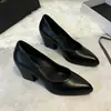 Zapatos de tacón grueso de punta baja de estilo simple mate para mujer 2026 Versátiles Adelgazantes Slip-on Elegantes para el trabajo Tacones Altos