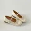 Sapatos baixos brancos estilo francês de bico redondo e salto grosso para mulheres, novo modelo de verão 2026, sapatos Mary Jane versáteis que aumentam a altura para pessoas baixinhas
