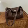 Bolsa transversal nova retrô de couro macio transfronteiriça para mulheres, apresentando um estilo descontraído, fecho de aba e grande capacidade, adequada para o dia a dia e como bolsa de mão.