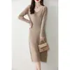 Nuevo Estilo Otoño e Invierno 2026 Vestido de Punto de Lana Pura con Cuello en V Entallado a la Cintura Color Sólido Elegante Falda de Longitud Media Aspecto Adelgazante Falda Línea A