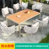Conjunto de mesa e cadeiras de vime para varanda em estilo nórdico, com estrutura em plástico e madeira, cadeiras simples para uso doméstico.