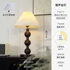 Lámpara de Pie Estilo Francés Antiguo Medio Sala de Estar Nuevo Estilo Chino Estilo Americano Retro Dormitorio Atmósfera de Alta Gama Lámpara de Mesa Vertical