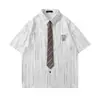 Camisa de Manga Corta a Rayas para Hombre, Verano Casual Estilo Callejero Versátil Estilo Universitario con Decoración de Bolsillo y Cuello Campana