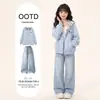 Conjunto de Primavera y Otoño para Niñas 2026 Nuevo Estilo Estilo Universitario Patchwork Chaqueta con Capucha Jeans Casuales Conjunto de Dos Piezas