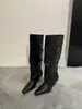 Botas western de bico fino e salto alto retrô, novo estilo 2026, estilosas, elegantes, emagrecem, de cano curto, camurça, e de tornozelo