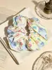 Scrunchies coloridos fofos de desenho animado com cores contrastantes e alto apelo estético, elásticos de cabelo e acessórios. Estoque para atacado disponível