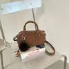 Bolsa de mão vintage transfronteiriça estilo francês, coleção outono 2026 feminina, uma bolsa de ombro nicho e moderna com design versátil e visual sofisticado