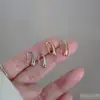 Pendientes pequeños de gota simple de plata S925 para mujer, estilo retro, con personalidad, con ganchos para las orejas y agujeros que combinan con todo.