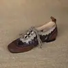 Zapatos de Cuero Vintage con Relieve Únicos para Mujer 2026 Nuevos de Primavera Zapatos de Entrenamiento Alemanes Mocasines Estilo Británico Planos Versátiles