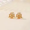 Pendientes de Plata de Ley S925 Yuebao Jewelry Corazón Trébol de Cuatro Hojas Cristal Amarillo Pendientes de Botón Luz Suave Lujo Nicho Versátil Pendiente Artículo Popular