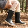 Botas de chuva estilosas para mulheres, de cano médio, sola macia, confortáveis, para uso externo, versáteis, estilo casal, impermeáveis, antiderrapantes, sapatos de borracha de cozinha para mulheres