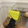 Moda simples cor sólida diamante bolsa creasing 2024 popular este ano primavera e verão novo ombro messenger bag maré