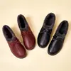 Nueva colección de invierno 2026 estilo chino: Zapatos de algodón para mujer, forrados de polar, con suela suave, cómodos y cálidos, para madres, con un diseño plano adecuado para mujeres de mediana edad.