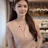Camiseta de punto para mujer estilo coreano, cuello medio abierto, hombros rectos, manga corta, diseño de verano con un toque único, vibra pura y deseable, entallada a la cintura, top suave