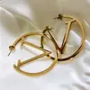 Moda Europeia e Americana Brincos Vazados Simples com Letras Design Personalizado de Alto Padrão Brincos de Aço Titânio com Conservação de Cor Brincos Grandes Venda por Atacado