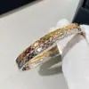 Pulseira Acolchoada Coco com Diamantes Versão Estreita Pulseira CNC Finamente Esculpida Banho de Ouro V Ouro Rosa 18K Moda Commuter Versão Alta