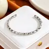 Suministro exclusivo transfronterizo de pulseras abiertas en forma de C de acero de titanio prensadas con aceite para hombres y mujeres, joyería de moda 18K que no se decolora al por mayor