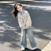Conjunto College para Menina Primavera e Outono Moda Moletom com Gola Polo Calça Jeans Estrelada Novo Conjunto de Duas Peças Primavera e Outono