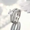 Anillos de Pareja Nuevos de Alta Demanda Estilo Lujo Ligero de Cao Shi, Anillos de Compromiso de Boda, Montura Redonda Pequeña de Cuatro Garras