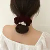 Novedad Otoño e Invierno Scrunchie de Terciopelo con Perlas Hecho a Mano Cuerda para el Cabello Elegante Retro Cuerda Elástica Alta para el Cabello Accesorios para el Cabello para Mujeres