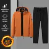 Conjunto de chaqueta con forro polar de nuevo estilo 2026 para parejas, chaqueta con capucha y pantalones de corte holgado para otoño e invierno, venta al por mayor para chaquetas de montañismo