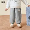 Calça infantil JQ Jingqi 2026 outono novo estilo forrada com fleece quente casual calça longa de bebê unissex calça de moletom