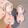 Sandalias para niñas 2025 verano nuevo niños suela suave moda estilo verano niños medianos y grandes niña pequeña zapatos de princesa Elsa