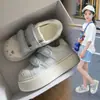 Zapatillas de moda para estudiantes con velcro y suela gruesa, nuevas para primavera y otoño de 2026, zapatillas casuales de color azul claro con lunares y diseño de gato en la puntera
