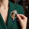 Broche Papagaio Colorido de Diamante em Liga de Metal Retrô, Versátil, Lapela Animal de Alto Padrão, Acessórios de Vestuário Luxuosos e Exquisitos